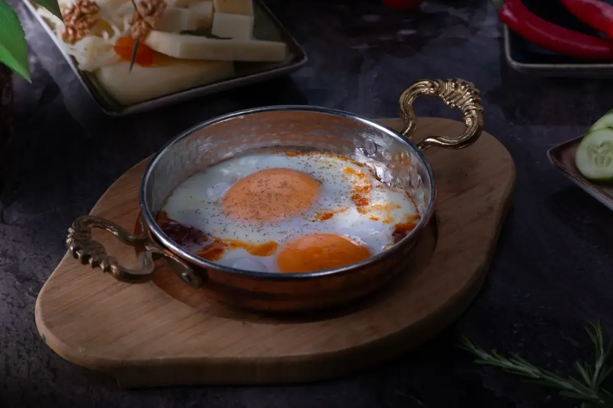 Sahanda Sucuklu Yumurta